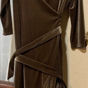 🌻Fashion Nova dress. Size L velvet Fabric. Used once. Color is a golden-brown.